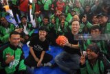 Chief Operations Officer GO-JEK Hans Patuwo bersama Commercial Expansion Director Catherine Hindra berbincang dengan driver GO-JEK saat menghadiri kompetisi Driver Cup, di Lapangan Futsal Mangga Dua Surabaya, Jawa Timur, Kamis (8/2). Driver Cup 2018 yang diikuti oleh mitra driver GO-RIDE, GO-CAR, GO-BOX, serta GO-SEND tersebut berlangsung hingga 22 Februari 2018. Antara Jatim/Zabur Karuru/18