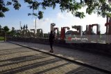 Warga menikmati suasana Taman Brantas, Kota Kediri, Jawa Timur, Selasa (27/2). Pemkot membangun bantaran sungai Brantas, dilengkapi dengan sejumlah fasilitas berupa ruang terbuka hijau, taman bermain, panggung terbuka, dan jogging track. Ditargetkan, Maret 2018 pembangunan dengan anggaran sekitar Rp7 miliar itu selesai. Antara Jatim/ Foto/ Asmaul Chusna/zk/18