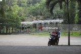 Pengendara melintas di taman wisata Goa Selomangleng, Kota Kediri, Jawa Timur, Rabu (28/2). Pemkot membenahi sejumlah fasilitas di wisata tersebut, sebagai upaya menarik kunjungan wisatawan. Pada 2018, Kota Kediri dapat dana bantuan dari pusat, sebesar Rp1,6 miliar untuk berbagai perbaikan fasilitas di tempat tersebut. Antara Jatim/ Foto/ Asmaul Chusna/zk/18