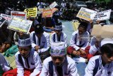 Sejumlah elemen masyarakat melakukan Aksi Damai 212 di Jalan Raya Sultan Agung depan masjid Jamik Al Baitul Amin Jember, Jawa Timur, Rabu (21/2). Aksi tersebut bentuk keprihatinan terhadap kondisi Jember saat dipimpin Bupati Jember Faida dan Wakil Bupati A. Muqit Arief selama 2 tahun terakhir. Antara Jatim/Seno/zk/18.