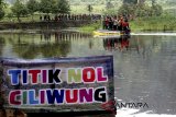 Gabungan personil TNI, Polri serta relawan penggiat alam melakukan aksi bersih hulu sungai Ciliwung dari gulma di Telaga Saat, Puncak, Bogor, Jawa Barat, Minggu (25/2). Aksi bersih hulu sungai Ciliwung tersebut sebagai langkah penyelamatan sumber mata air sungai yang 70% perairan Telaga Saat sudah tertutup gulma atau tanaman liar. ANTARA JABAR/Yulius Satria Wijaya/agr/18.