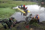 Gabungan personil TNI, Polri serta relawan penggiat alam melakukan aksi bersih hulu sungai Ciliwung dari gulma di Telaga Saat, Puncak, Bogor, Jawa Barat, Minggu (25/2). Aksi bersih hulu sungai Ciliwung tersebut sebagai langkah penyelamatan sumber mata air sungai yang 70% perairan Telaga Saat sudah tertutup gulma atau tanaman liar. ANTARA JABAR/Yulius Satria Wijaya/agr/18.