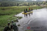 Gabungan personil TNI, Polri serta relawan penggiat alam melakukan aksi bersih hulu sungai Ciliwung dari gulma di Telaga Saat, Puncak, Bogor, Jawa Barat, Minggu (25/2). Aksi bersih hulu sungai Ciliwung tersebut sebagai langkah penyelamatan sumber mata air sungai yang 70% perairan Telaga Saat sudah tertutup gulma atau tanaman liar. ANTARA JABAR/Yulius Satria Wijaya/agr/18.