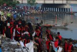 Sejumlah pelajar memunguti sampah yang berserakan di pinggiran pantai di dekat Jembatan Suramadu, Surabaya, Jawa Timur, Sabtu (24/2). Kegiatan yang diikuti ribuan pelajar, pegawai Pemkot Surabaya, TNI dan Polri itu dalam rangka Hari Peduli Sampah Nasional. Antara Jatim/Didik Suhartono/zk/18