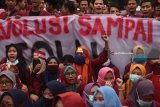 Mahasiswa yang tergabung dalam Jaringan Mahasiswa Pejuang membentangkan spanduk saat aksi menggugat revisi UU MD3 di depan Gedung DPRD Surabaya, Jawa Timur, Senin (26/2). Dalam aksinya mereka menuntut agar dilakukannya judicial review ke Mahkamah Konstitusi terkait UU MD3 khususnya untuk pasal-pasal tambahan yang dinilai mencederai nilai-nilai demokrasi. Antara Jatim/Zabur Karuru/zk/18