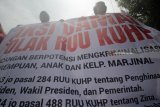 Massa yang tergabung dalam Jaringan Kerja Penanganan Kasus Kekerasan Terhadap Perempuan dan Anak (JANGKAR PKtPA) membentangkan poster saat menggelar aksi damai tolak Rancangan Undang-undang (RUU) Kitab Undang-undang Hukum Pidana (KUHP), di Surabaya, Jawa Timur, Kamis (15/2). Massa menuntut agar sejumlah pasal dalam RUU KHUP tersebut dihapus karena dianggap berpotensi mengkriminalisasi perempuan, anak dan kelompok rentan. Antara Jatim/Moch Asim/zk/18