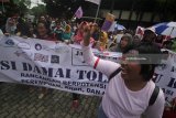 Massa yang tergabung dalam Jaringan Kerja Penanganan Kasus Kekerasan Terhadap Perempuan dan Anak (JANGKAR PKtPA) membentangkan poster saat menggelar aksi damai tolak Rancangan Undang-undang (RUU) Kitab Undang-undang Hukum Pidana (KUHP), di Surabaya, Jawa Timur, Kamis (15/2). Massa menuntut agar sejumlah pasal dalam RUU KHUP tersebut dihapus karena dianggap berpotensi mengkriminalisasi perempuan, anak dan kelompok rentan. Antara Jatim/Moch Asim/zk/18