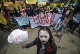 Mahasiswa yang tergabung dalam Pergerakan Mahasiswa Islam Indonesia (PMII) melakukan aksi teaterikal saat melakukan aksi di depan Gedung DPRD Jabar, Bandung, Jawa Barat, Rabu (28/2). Mereka menolak pasal-pasal yang bertentangan dengan nilai-nilai demokrasi atas fungsi dan wewenang DPR yang diatur dalam revisi UU MD3. ANTARA JABAR/Raisan Al Farisi/agr/18.