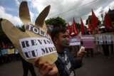 Aktivis melakukan aksi menutup mulut sambil membawa poster bergambar saat aksi demonstrasi menolak revisi Undang-Undang MPR, DPR, DPD dan DPRD (MD3) di Blitar, Jawa Timur, Senin (26/2). Dalam aksi tersebut, sejumlah aktivis dan masyarakat dari Koalisi Rakyat Pemberantas Korupsi (KRPK) menyatakan menolak revisi UU MD3 karena dianggap bisa mengancam proses pemberantasan korupsi serta mencederai demokrasi. Antara Jatim/Irfan Anshori/zk/18