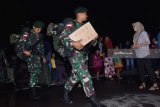 Prajurit TNI Batalyon Infanteri Para Raider 501/Bajra Yudha yang tergabung dalam Satgas Pengamanan Perbatasan (Pamtas) RI-Papua Nugini meninggalkan markasnya di Madiun, Jawa Timur, Jumat (9/2) dini hari. Sebanyak 450 prajurit Para Raider 501/Bajra Yudha diberangkatkan untuk bertugas mengamankan wilayah perbatasan RI-Papua selama sembilan bulan. Antara Jatim/Foto/Siswowidodo/18