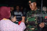 Prajurit TNI Batalyon Infanteri Para Raider 501/Bajra Yudha yang tergabung dalam Satgas Pengamanan Perbatasan (Pamtas) RI-Papua Nugini berpamitan pada keluarganya sesaat sebelum berangkat di markasnya Madiun, Jawa Timur, Jumat (9/2) dini hari. Sebanyak 450 prajurit Para Raider 501/Bajra Yudha diberangkatkan untuk bertugas mengamankan wilayah perbatasan RI-Papua selama sembilan bulan. Antara Jatim/Foto/Siswowidodo/zk/18