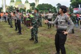 Personel TNI, Polri, Satuan Polisi Pamong Praja, anggota Perlindungan Masyarakat, pelajar melakukan senam bersama saat Apel Senergitas Pemkab Magetan-TNI-Polri-Komisi Pemilihan Umum dalam rangka menghadapi Pilkada serentak 2018 di Alun-alun Kabupaten Magetan, Jawa Timur, Jumat (2/2). Apel sinergitas dan deklarasi yang diikuti ratusan orang tersebut dimaksudkan untuk mensukseskan Pilkada serentak 2018. Antara Jatim/Foto/Siswowidodo/zk/18