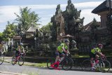 Empat pembalap sepeda adu kecepatan dalam balap sepeda Gran Fondo New York (GFNY) Bali 2018 di Desa Sidan, Gianyar, Minggu (4/2). Kejuaraan balap sepeda jalan raya tersebut melintasi lima kabupaten di Bali yang diikuti sekitar 1.400 peserta dari 30 negara dengan menempuh jarak 143 kilometer untuk kategori jauh dan jarak 89,5 kilometer untuk kategori jarak menengah. Antaranews Bali/Nyoman Budhiana/18.