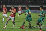 Pesepak bola Bali United Ilija Spasojevic (kiri) berusaha melewati pesepak bola Sriwijaya FC, Hamka Hamzah (tengah) dalam pertandingan babak Semifinal Leg 2 Piala Presiden 2018 di Stadion I Wayan Dipta, Gianyar, Bali, Rabu (14/2). Bali United melaju ke babak final Piala Presiden 2018 setelah mengalahkan Sriwijaya FC dengan skor 1-0. Antaranews Bali/Nyoman Budhiana/18.