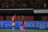 Pesepak bola Bali United Demerson Bruno Costa (kanan) bersama Ahmad Agung Setya Budi meluapkan kegembiraannya setelah berhasil membobol gawang Sriwijaya FC dalam pertandingan babak Semifinal Leg 2 Piala Presiden 2018 di Stadion I Wayan Dipta, Gianyar, Bali, Rabu (14/2). Bali United melaju ke babak final Piala Presiden 2018 setelah mengalahkan Sriwijaya FC dengan skor 1-0. Antaranews Bali/Nyoman Budhiana/18.