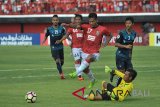 Pesepak bola Bali United I Nyoman Sukarja (tengah) berebut bola dengan penjaga gawang Yangon United, Kyaw Zin Htet (bawah) dalam pertandingan Grup G Piala AFC 2018 di Stadion I Wayan Dipta, Gianyar, Bali, Selasa (13/2). Bali United kalah dari Yangon United dengan skor 1-3. Antaranews Bali/Nyoman Budhiana/18.