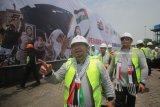 Presiden Aksi Cepat Tanggap (ACT) Ahyudin (tengah) melihat persiapan pemberangkatan bantuan untuk Palestina di Surabaya, Jawa Timur, Rabu (21/2). Organisasi nirlaba Aksi Cepat Tanggap (ACT) bersama sejumlah eleman lainnya mengirimkan bantuan berupa 10.000 ton beras sebagai bentuk kepedulian bangsa Indonesia dan respon atas krisis kemanusiaan di Palestina. Antara jatim/Moch Asim/zk/18