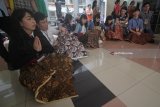 Sejumlah mahasiswa asing memperaktikkan tata cara duduk dengan mengenakan jarik saat belajar budaya berkain nusantara di Universitas Katolik Widya Mandala (UKWM), Surabaya, Jawa Timur, Rabu (7/2). Kegiatan yang diikuti oleh delapan delegasi dari Osaka Institute of Technology (OIT), Jepang dan National Taiwan University of Science and Technology (NTUST), Taiwan tersebut guna mengenalkan beragam corak batik dan tata cara pemakaiannya sebagai bagian dari budaya Indonesia. Antara Jatim/Moch Asim/zk/18