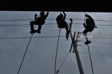 Pelajar pecinta alam SMA 5 Madiun melakukan latihan repling di jembatan layang Kota Madiun, Jawa Timur, Kamis (22/2). Latihan tersebut untuk membekali ketrampilan repling bagi anggota anggota baru pecinta alam di sekolah tersebut. Antara Jatim/Foto/Siswowidodo/zk/18