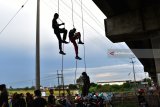 Pelajar pecinta alam SMA 5 Madiun melakukan latihan repling di jembatan layang Kota Madiun, Jawa Timur, Kamis (22/2). Latihan tersebut untuk membekali ketrampilan repling bagi anggota anggota baru pecinta alam di sekolah tersebut. Antara Jatim/Foto/Siswowidodo/zk/18