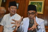 Calon gubernur Jabar nomor urut pasangan 3 Sudrajat (kiri) berbincang-bincang dengan Pimpinan Pondok Pesantren Miftahul Huda, Asep Moushul (kanan) saat silahturahmi di Pondok Pesantren (Ponpes) Miftahul Huda, Manonjaya, Kabupaten Tasikmalaya, Jawa Barat, Minggu (25/2). Cagub Jabar pasangan Asyik (Sudrajat-Ahmad Syaikhu) mengunjungi ponpes di Tasikmalaya diantaranya Ponpes Sukahideung, Ponpes Cintawana, dan Ponpes Cipasung untuk meminta dukungan kepada para kiai dan santrinya. ANTARA JABAR/Adeng Bustomi/agr/18  