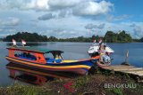 Pihak swasta menyediakan sejumlah kapal khusus sebagai sarana pengangkut pengunjung ke sejumlah tempat dalam lokasi objek wisata Danau Nibung.