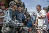 Calon Gubernur Provinsi Jawa Barat nomor urut empat Dedddy Mizwar (kanan) berdiskusi dengan pedagang dan tukang becak saat kampanye tatap muka di Pasar Induk Caringin, Bandung, Jawa Barat, Senin (19/2). Kunjungan Deddy Mizwar yang berpasangan dengan Dedi Mulyadi tersebut untuk menarik simpati serta memantau kondisi dan mendengar keluhan para pedagang terkait harga dan pasokan di Pasar Induk Caringin agar bisa melakukan perubahan. ANTARA JABAR/Novrian Arbi/agr/18