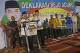 Bakal calon Bupati Margiono (ketiga kiri) didampingi wakilnya, Bacawabup Eko Prisdianto melakukan orasi singkat dalam acara deklarasi 