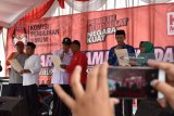 Tiga pasang Calon Bupati-Wakil Bupati Magetan (dari kiri ke kanan) Suyatni-Nur Wahid (diusung Nasdem Partai dan PKB), Miratul Mukminin-Joko Suyono (diusung PDIP, Golkar, Gerindra, PKS dan PAN) dan Prawoto-Nanik Endang Rusminiarti (diusung Partai Demokrat dan PPP) membaca naskah deklarasi kampanye damai saat digelar deklarasi kampanye damai Pemilihan Bupati dan Wakil Bupati Magetan 2018 di Magetan, Jawa Timur, Minggu (18/2). Komisi Pemilihan Umum Kabupaten Magetan menggelar Deklarasi Kampanye Damai guna penyelenggaraan Pemilihan Kepala Daerah yang damai tanpa hoax, politisasi SARA dan politik uang. Antara Jatim/Foto/Siswowidodo/zk/18