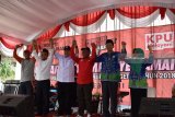Tiga pasang Calon Bupati-Wakil Bupati Magetan (dari kiri ke kanan) Suyatni-Nur Wahid (diusung Partai Nasdem dan PKB), Miratul Mukminin-Joko Suyono (diusung PDIP, Golkar, Gerindra, PKS dan PAN) dan Prawoto-Nanik Endang Rusminiarti (diusung Partai Demokrat dan PPP) saling mengaitkan tangan saat digelar deklarasi kampanye damai Pemilihan Bupati dan Wakil Bupati Magetan 2018 di Magetan, Jawa Timur, Minggu (18/2). Komisi Pemilihan Umum Kabupaten Magetan menggelar Deklarasi Kampanye Damai guna penyelenggaraan Pemilihan Kepala Daerah yang damai tanpa hoax, politisasi SARA dan politik uang. Antara Jatim/Foto/Siswowidodo/zk/18
