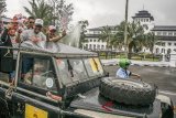 Calon Walikota-Wakil Walikota Bandung nomor urut dua Yossi Irianto (kedua kanan)-Aris Supriatna (kanan) melakukan konvoi bersama saat Deklarasi Kampanye Damai Pilwalkot Bandung 2018 didepan Gedung Sate, Bandung, Jawa Barat, Kamis (15/2). Deklarasi tersebut dilaksanakan sebagai pernyataan sikap dan komitmen bersama seluruh pasangan calon guna menjaga kedamaian dan menolak ujaran kebencian dalam masa kampanye mulai 15 Februari hingga 23 juni mendatang. ANTARA JABAR/Novrian Arbi/agr/18