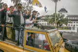 Calon Walikota-Wakil Walikota Bandung nomor urut tiga  Oded Danial(ketiga kiri)-Yana Mulyana (kanan) melakukan konvoi bersama saat Deklarasi Kampanye Damai Pilwalkot Bandung 2018 di depan Gedung Sate, Bandung, Jawa Barat, Kamis (15/2). Deklarasi tersebut dilaksanakan sebagai pernyataan sikap dan komitmen bersama seluruh pasangan calon guna menjaga kedamaian dan menolak ujaran kebencian dalam masa kampanye mulai 15 Februari hingga 23 juni mendatang. ANTARA JABAR/Novrian Arbi/agr/18