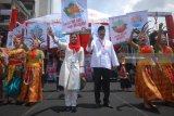 Pasangan nomor dua Calon Gubernur Jatim Saifullah Yusuf (ketiga kanan) didampingi Calon Wakil Gubernur Puti Guntur Soekarno (ketiga kiri) menyampaikan visi dan misi disela-sela Deklarasi Kampanye Damai Pemilihan Gubernur dan Wakil Gubernur 2018 di Surabaya, Jawa Timur, Minggu (18/2). Deklarasi tersebut bertujuan gelaran pemilihan Gubernur dan Wakil Gubernur Jatim berlangsung aman dan damai, serta melawan ujaran kebencian dan memerang iberita-berita bohong. Antara Jatim/M Risyal Hidayat/zk/18