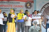 Tiga Paslon peserta Pilkada Gorontalo Utara bersama partai politik pengusung dan pendukung, dipandu Ketua Komisi Pemilihan Umum Fadliyanto Koem, saat membacakan Deklarasi Kampanye Damai Pilkada Gorontalo Utara di Lapangan Posso Kwandang.