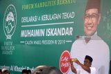 Santri Pondok pesantren Al Khoziny berswafoto saat deklarasi dan kebulatan tekad dukungan terhadap Muhaimin Iskandar di Pondok pesantren Al Khoziny, Buduran, Sidoarjo, Jawa Timur, Sabtu (10/2). Deklarasi yang di ikuti ratusan kiai dan santri tersebut untuk mendorong dan mendukung Muhaimin Iskandar atau Cak Imin menjadi Calon Wakil Presiden pada Pemilu 2019 mendatang. Antara Jatim/Umarul Faruq/zk/18