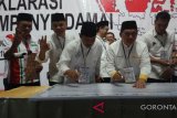 Tiga pasangan calon wali kota dan wakil wali kota gorontalo, menandatangani deklarasi kampanye damai.