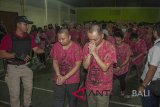 Polisi menggiring puluhan warga negara Cina yang terlibat kasus kejahatan siber (cyber crime) saat proses deportasi di Polda Bali, Denpasar, Jumat (2/2). Sebanyak 55 warga Cina yang ditangkap di Bali pada 11 Januari 2018 dideportasi ke negaranya sedangkan seorang warga negara Taiwan dan delapan warga negara Malaysia dalam komplotan tersebut masih menjalani pemeriksaan. Antaranews Bali/Nyoman Budhiana/nym/2018.