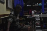 Seorang laki-laki diduga mengalami gangguan jiwa berada di ruang pemeriksaan Polres Kota Madiun, Jawa Timur, Rabu (21/2). Polres Kota Madiun memeriksa laki-laki yang sebelumnya memasuki rumah Ketua Majelis Ulama Indonesia (MUI) Kota Madiun, Sutoyo tanpa sepengetahuan pemilik rumah dan tiduran di dalam masjid di dekat rumah Sutoyo. Rencananya Polres Kota Madiun mengirim laki-laki tersebut ke RSUD dr Soeroto Ngawi, Jawa Timur untuk memeriksakan kondisi jiwanya. Antara Jatim/Foto/Siswowidodo/zk/18