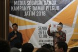 Komisioner KPU Jatim Muhammad Arbayanto (kanan) bersama Pakar Komunikasi Suko Widodo (kiri) menyampaikan materi saat diskusi bertajuk 