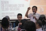 Wartawan LKBN Antara Biro Jawa Timur Fiqih Arfani (kanan) menyampaikan materi saat diskusi bertajuk 