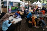 Sejumlah pengunjung berada di stand Food Festival di Hutan Kota Joyoboyo, Kota Kediri, Jawa Timur, Sabtu (3/2). Pemerintah daerah setepat mendorong penguatan Usaha Mikro Kecil dan Menengah (UMKM) melalui pelatihan-pelatihan, pemberian KUR, dan menyelenggarakan Festival Kuliner secara berkelanjutan di sejumlah pusat keramaian. Antara jatim/Prasetia Fauzani/zk/18