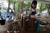Seorang barista meracik kopi di salah satu stand Food Festival di Hutan Kota Joyoboyo, Kota Kediri, Jawa Timur, Sabtu (3/2). Pemerintah daerah setepat mendorong penguatan Usaha Mikro Kecil dan Menengah (UMKM) melalui pelatihan-pelatihan, pemberian KUR, dan menyelenggarakan Festival Kuliner secara berkelanjutan di sejumlah pusat keramaian. Antara jatim/Prasetia Fauzani/zk/18