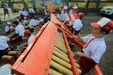 Sejumlah murid Sekolah Dasar berlatih memainkan alat musik gamelan di SDN 2 Alas Malang, Banyuwangi, Jawa Timur, Senin (5/2). Kegiatan Ekstrakurikuler yang melibatkan murid Sekolah Dasar dari kelas 2 hingga kelas 6 itu, untuk mendukung mata pelajaran Seni Budaya dan Prakarya serta membantu pengembangan murid sesuai dengan kebutuhan, potensi, bakat, dan minat. Antara Jatim/Budi Candra Setya/zk/18.