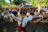 Sejumlah murid Sekolah Dasar berlatih pertunjukan dengan alat musik gamelan di SDN 2 Alas Malang, Banyuwangi, Jawa Timur, Senin (5/2). Kegiatan Ekstrakurikuler yang melibatkan murid Sekolah Dasar dari kelas 2 hingga kelas 6 itu, untuk mendukung mata pelajaran Seni Budaya dan Prakarya serta membantu pengembangan murid sesuai dengan kebutuhan, potensi, bakat, dan minat. Antara Jatim/Budi Candra Setya/zk/18.