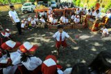 Sejumlah murid Sekolah Dasar berlatih pertunjukan seni budaya di SDN 2 Alas Malang, Banyuwangi, Jawa Timur, Senin (5/2). Kegiatan Ekstrakurikuler yang melibatkan murid Sekolah Dasar dari kelas 2 hingga kelas 6 itu, untuk mendukung mata pelajaran Seni Budaya dan Prakarya serta membantu pengembangan murid sesuai dengan kebutuhan, potensi, bakat, dan minat. Antara Jatim/Budi Candra Setya/zk/18.