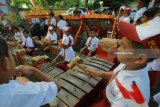 Sejumlah murid Sekolah Dasar berlatih memainkan alat musik gamelan di SDN 2 Alas Malang, Banyuwangi, Jawa Timur, Senin (5/2). Kegiatan Ekstrakurikuler yang melibatkan murid Sekolah Dasar dari kelas 2 hingga kelas 6 itu, untuk mendukung mata pelajaran Seni Budaya dan Prakarya serta membantu pengembangan murid sesuai dengan kebutuhan, potensi, bakat, dan minat. Antara Jatim/Budi Candra Setya/zk/18.