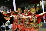 Anak penyandang disabilitas menunjukan aksi tari gandrung pada Festival Anak Berkebutuhan Khusus di Banyuwangi, Jawa Timur, Selasa (27/2). Festival yang melibatkan 2.000 anak berkebutuhan khusus dari sekolah tingkat TK hingga SLTA itu, bertujuan untuk memberikan motivasi guna mengembangkan minat dan bakatnya. Antara Jatim/Budi Candra Setya/zk/18.