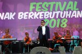 Anak penyandang disabilitas menunjukan aksi bermusik pada Festival Anak Berkebutuhan Khusus di Banyuwangi, Jawa Timur, Selasa (27/2). Festival yang melibatkan 2.000 anak berkebutuhan khusus dari sekolah tingkat TK hingga SLTA itu, bertujuan untuk memberikan motivasi guna mengembangkan minat dan bakatnya. Antara Jatim/Budi Candra Setya/zk/18.