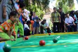 Sejumlah anak penyandang disabilitas bermain permainan tradisional pada Festival Anak Berkebutuhan Khusus di Banyuwangi, Jawa Timur, Selasa (27/2). Festival yang melibatkan 2.000 anak berkebutuhan khusus dari sekolah tingkat TK hingga SLTA itu, bertujuan untuk memberikan motivasi guna mengembangkan minat dan bakatnya. Antara Jatim/Budi Candra Setya/zk/18.