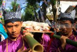 Warga mengarak tempe mongkleng saat Festival Tahu dan Tempe di Kalilo, Banyuwangi, Jawa Timur, Jumat (9/2). Festival yang diisi dengan arak-arakan tempe Mongkleng & Tahu Buto serta lomba masak olahan berbahan baku Tahu tempe itu, bertujuan untuk mengenalkan kuliner khas daerah tersebut, yang diharapkan dapat menjadi sentra oleh-oleh. Antara Jatim/Budi Candra Setya/zk/18.